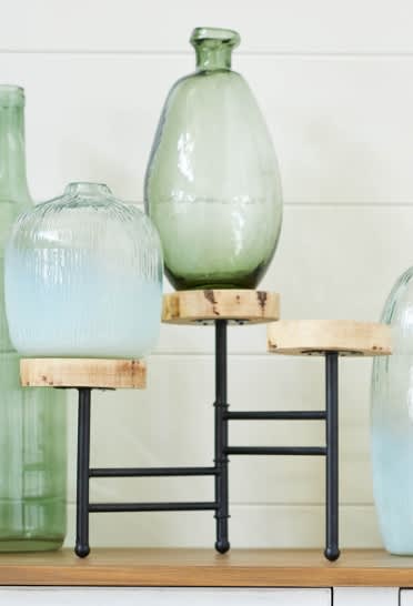 Easels, Risers & Stands