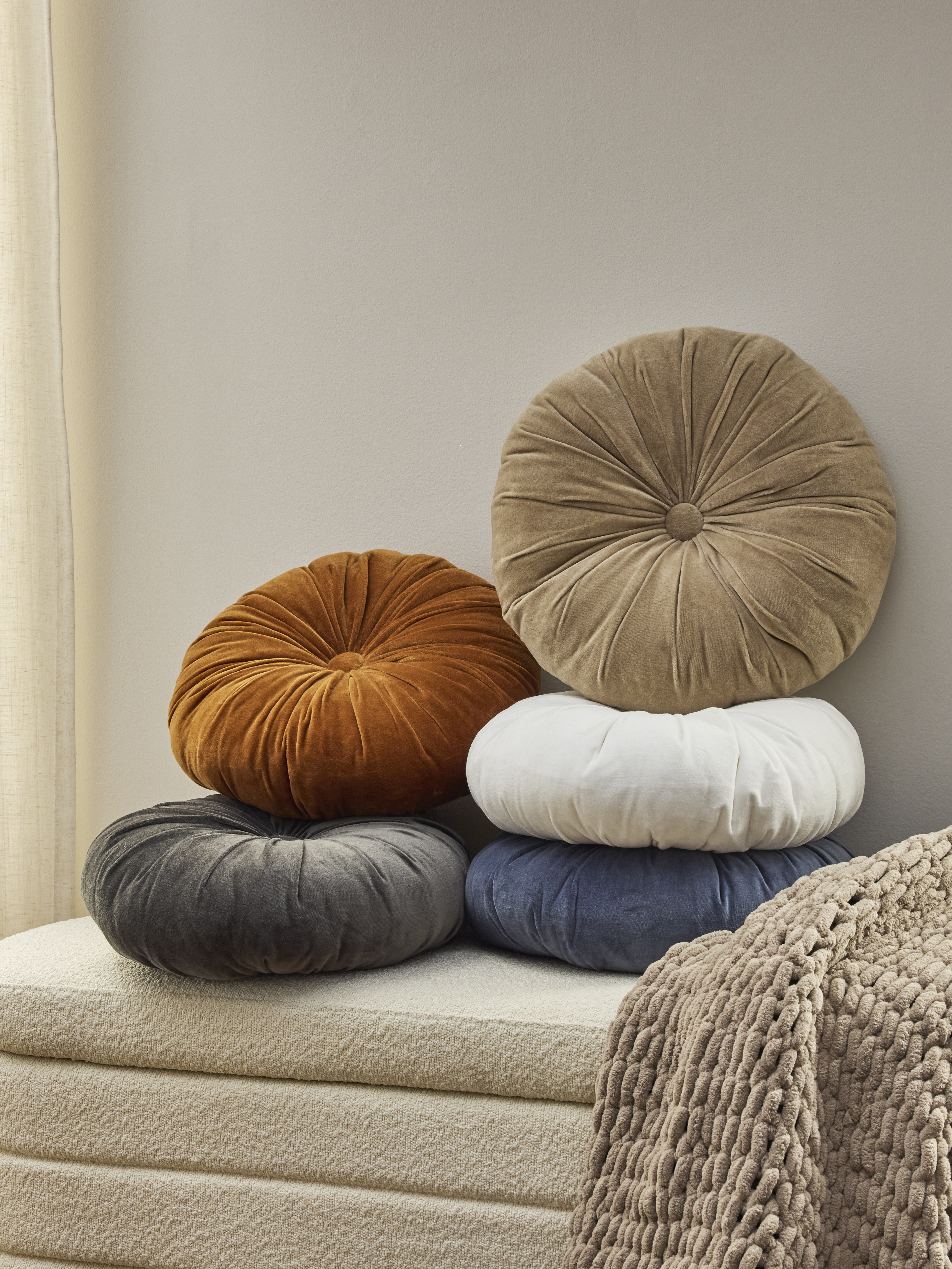 Round & Shaped Pillows