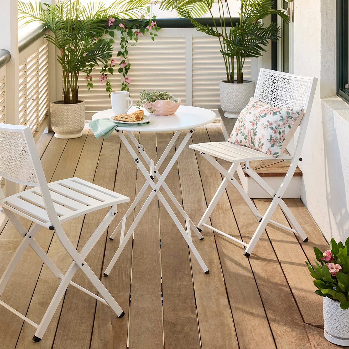 White wooden folding table 2025