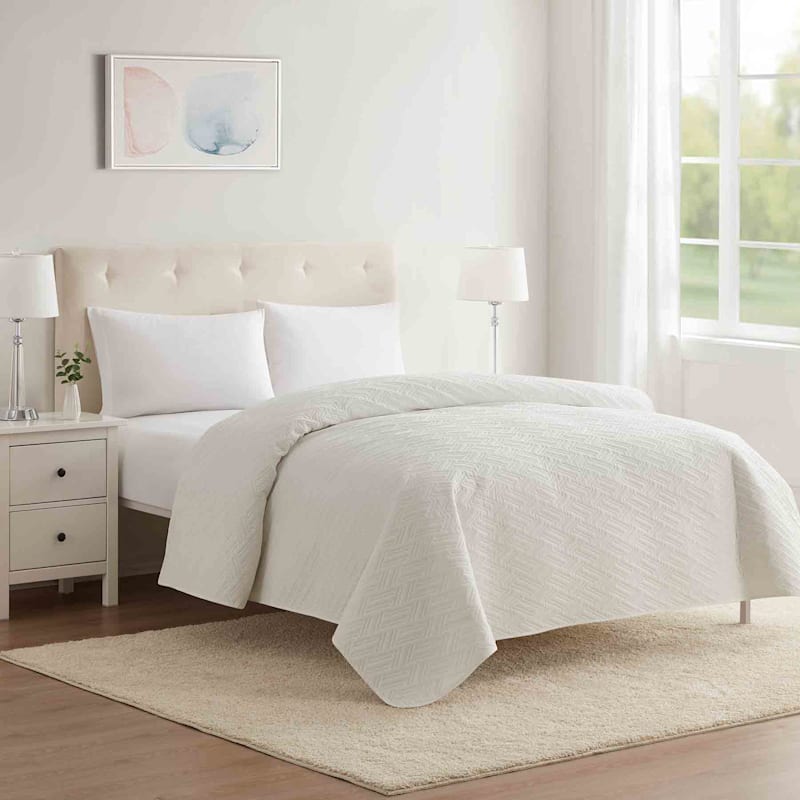 Callie White Pinsonic Quilt, Twin